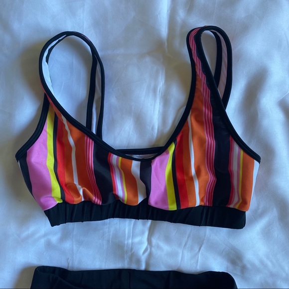 Striped biker shorts and crop top set - Picture 7 of 7